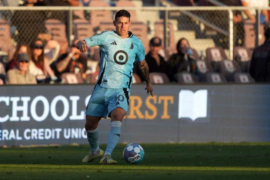 James brilla con Minnesota y niega su retirada: