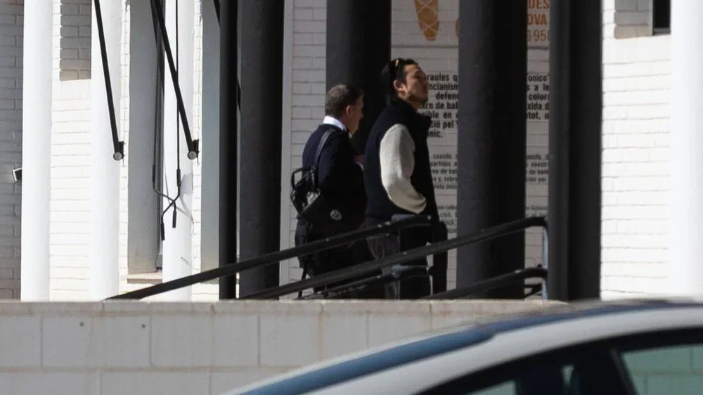 Así ha sido la salida de Kiat y Joey Lim de la reunión en Paterna
