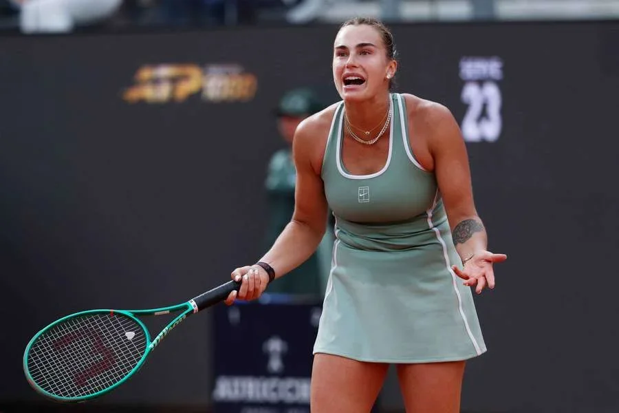 Aryna Sabalenka reacciona durante su derrota ante Sorana Cirstea