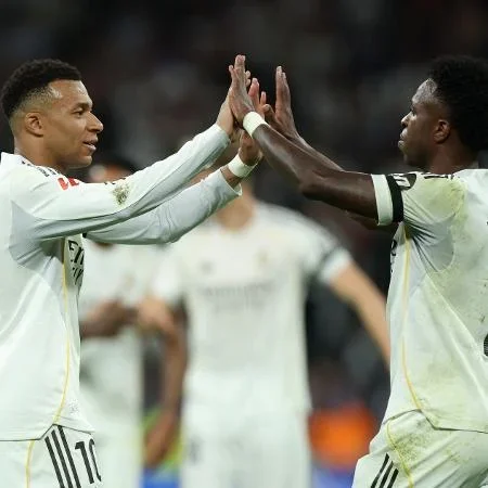 Mbappé e Vini Jr comemoram gol contra o Alavés, pelo Campeonato Espanhol