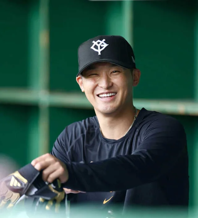 笑顔を見せる吉川尚輝(カメラ・宮崎 亮太)