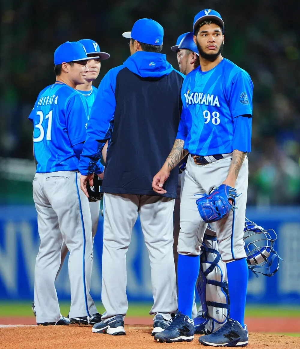 ヤクルト対DeNA　8回裏ヤクルト2死一、三塁、マルセリーノ（右）の代わりに登板を相川亮二監督（中央）から告げられる柴田竜拓