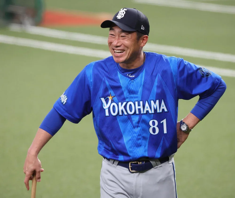 練習を見るDeNA相川監督